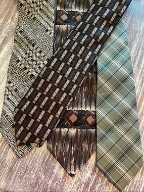 Assorted set of 4 men’s silk ties. New in pkgs.